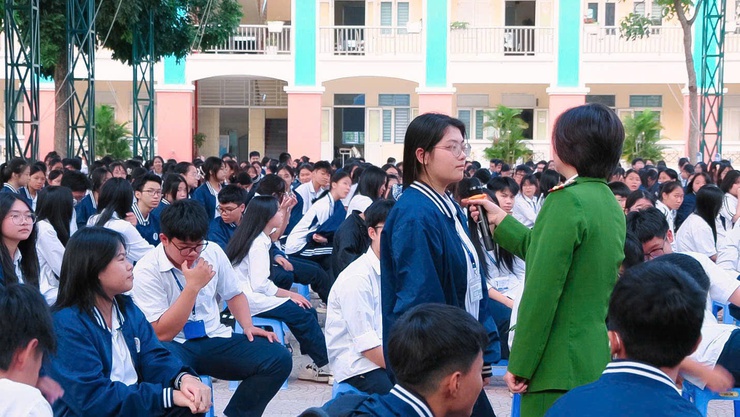 1.800 học sinh Trường THPT Đông Mỹ được tuyên truyền về tác hại của Ma tuý- Ảnh 14.