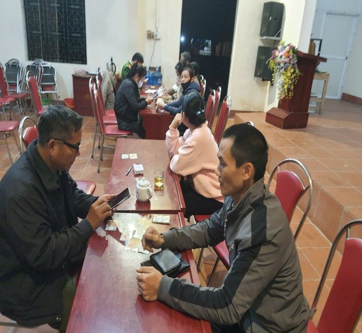 Công an xã Phú Xuyên tập trung triển khai chiến dịch cấp Căn cước cho học sinh và thực hiện cao điểm 60 ngày đêm làm sạch dữ liệu đăng ký xe và giấy phép lái xe trên địa bàn xã.- Ảnh 3.