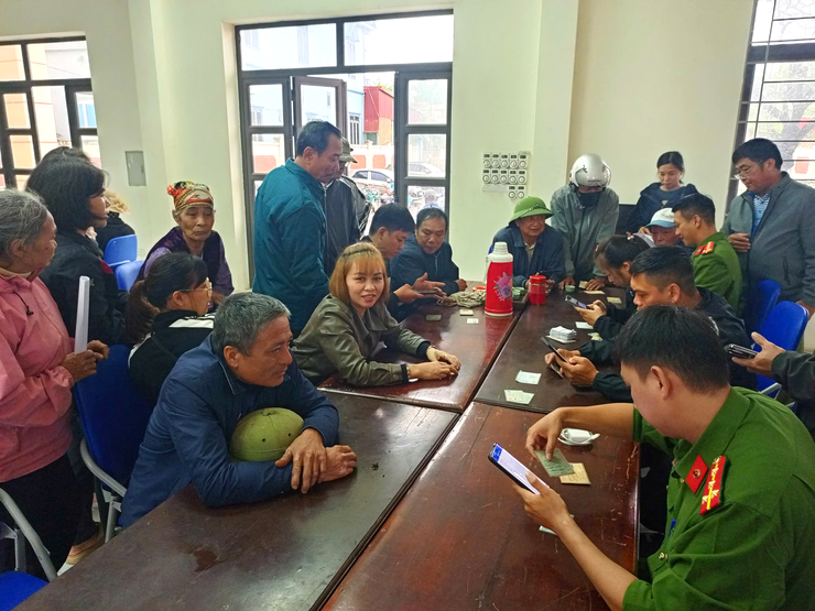 Công an xã Phú Xuyên tập trung triển khai chiến dịch cấp Căn cước cho học sinh và thực hiện cao điểm 60 ngày đêm làm sạch dữ liệu đăng ký xe và giấy phép lái xe trên địa bàn xã.- Ảnh 1.