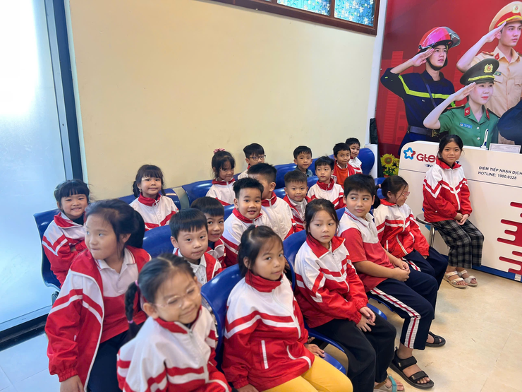 Công an xã Phú Xuyên tập trung triển khai chiến dịch cấp Căn cước cho học sinh và thực hiện cao điểm 60 ngày đêm làm sạch dữ liệu đăng ký xe và giấy phép lái xe trên địa bàn xã.- Ảnh 4.