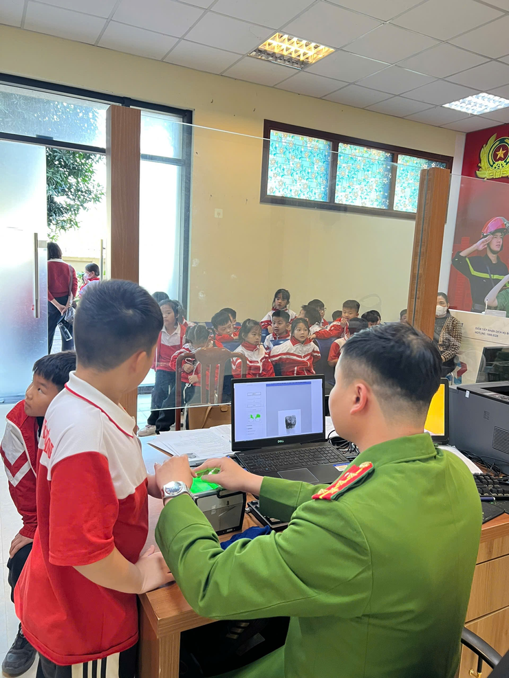 Công an xã Phú Xuyên tập trung triển khai chiến dịch cấp Căn cước cho học sinh và thực hiện cao điểm 60 ngày đêm làm sạch dữ liệu đăng ký xe và giấy phép lái xe trên địa bàn xã.- Ảnh 5.