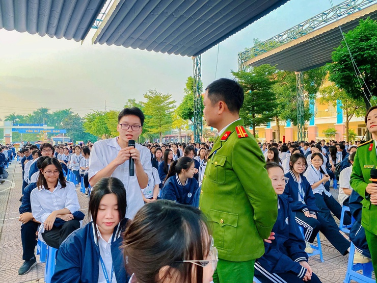 1.800 học sinh Trường THPT Đông Mỹ được tuyên truyền về tác hại của Ma tuý- Ảnh 8.