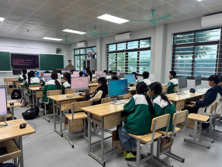 Trung học cơ sở Trần Phú khai giảng chương trình AI cho học sinh - Hành trình gieo mầm trí tuệ tương lai từ cựu học sinh tiêu biểu
- Ảnh 1.