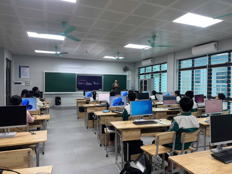 Trung học cơ sở Trần Phú khai giảng chương trình AI cho học sinh - Hành trình gieo mầm trí tuệ tương lai từ cựu học sinh tiêu biểu
- Ảnh 4.