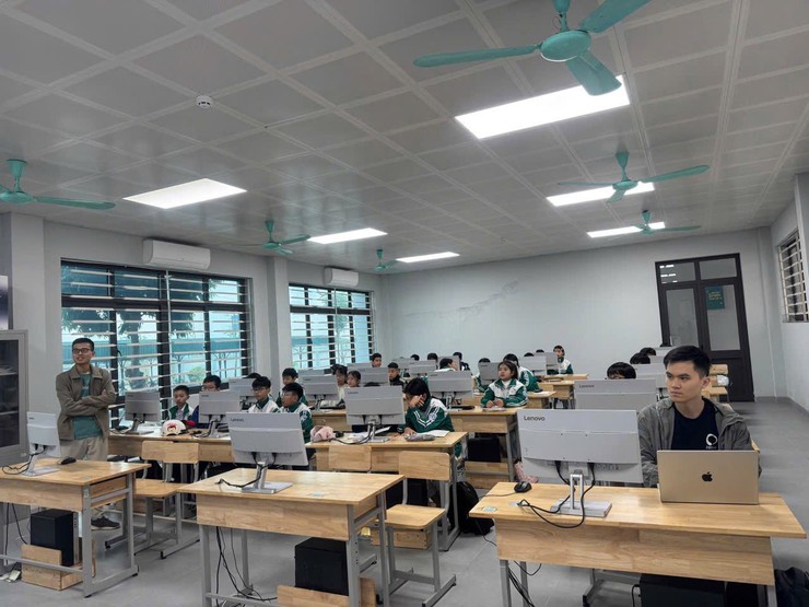 Trung học cơ sở Trần Phú khai giảng chương trình AI cho học sinh - Hành trình gieo mầm trí tuệ tương lai từ cựu học sinh tiêu biểu
- Ảnh 3.