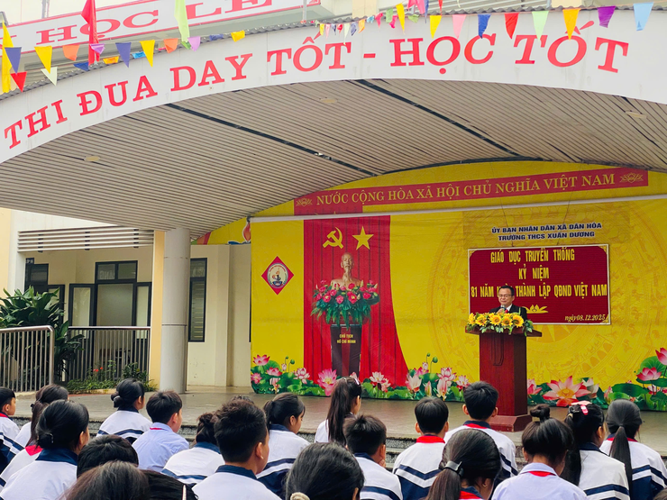 TRƯỜNG THCS XUÂN DƯƠNG TỔ CHỨC BUỔI NÓI CHUYỆN GIÁO DỤC TRUYỀN THỐNG NHÂN KỶ NIỆM 81 NĂM NGÀY THÀNH LẬP QUÂN ĐỘI NHÂN DÂN VIỆT NAM- Ảnh 4.