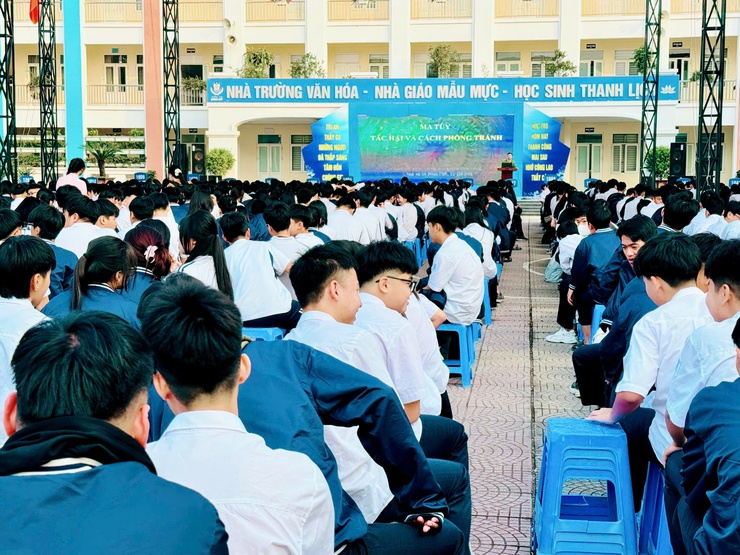 1.800 học sinh Trường THPT Đông Mỹ được tuyên truyền về tác hại của Ma tuý- Ảnh 1.