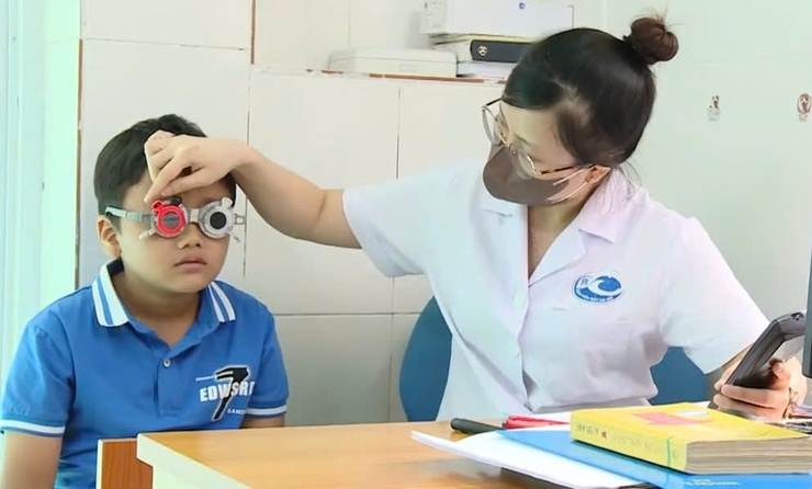 Không chủ quan với các tật khúc xạ để bảo vệ đôi mắt sáng, khoẻ- Ảnh 2.