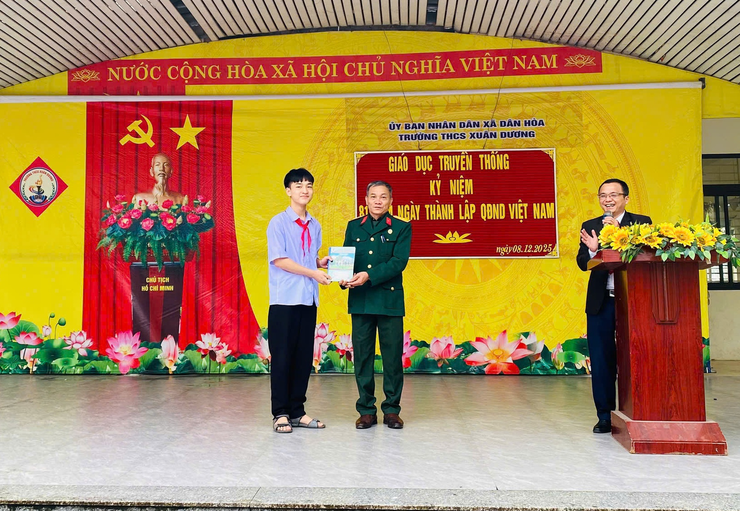 TRƯỜNG THCS XUÂN DƯƠNG TỔ CHỨC BUỔI NÓI CHUYỆN GIÁO DỤC TRUYỀN THỐNG NHÂN KỶ NIỆM 81 NĂM NGÀY THÀNH LẬP QUÂN ĐỘI NHÂN DÂN VIỆT NAM- Ảnh 1.