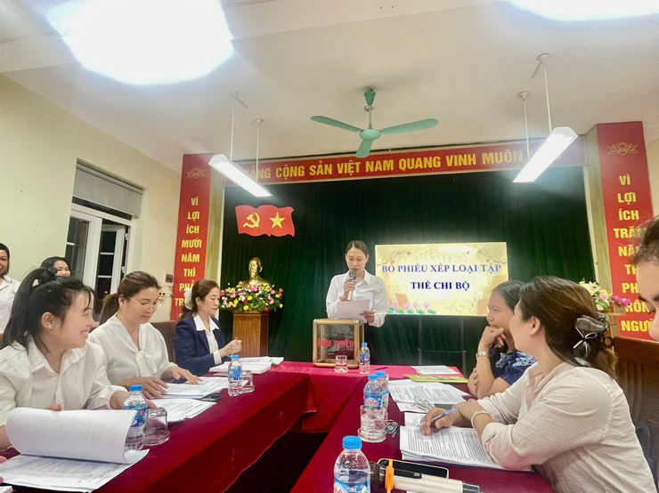 Chi bộ trường mầm non A tổ chức kiểm điểm và đánh giá và xếp loại chất lượng đảng viên cuối năm 2025- Ảnh 5.