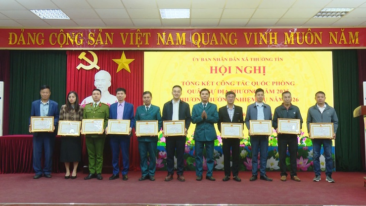 UBND xã Thường Tín khen thưởng 15 tập thể, 28 nhân có thành tích xuất sắc trong công tác Quân sự, Quốc phòng địa phương năm 2025.- Ảnh 9.