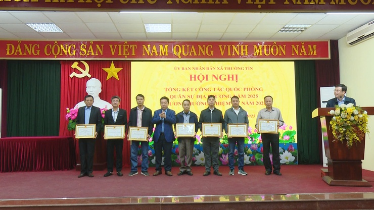 UBND xã Thường Tín khen thưởng 15 tập thể, 28 nhân có thành tích xuất sắc trong công tác Quân sự, Quốc phòng địa phương năm 2025.- Ảnh 7.