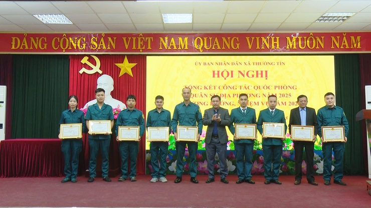 UBND xã Thường Tín khen thưởng 15 tập thể, 28 nhân có thành tích xuất sắc trong công tác Quân sự, Quốc phòng địa phương năm 2025.- Ảnh 10.