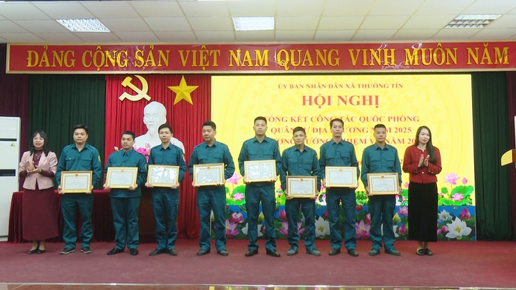 UBND xã Thường Tín khen thưởng 15 tập thể, 28 nhân có thành tích xuất sắc trong công tác Quân sự, Quốc phòng địa phương năm 2025.- Ảnh 8.