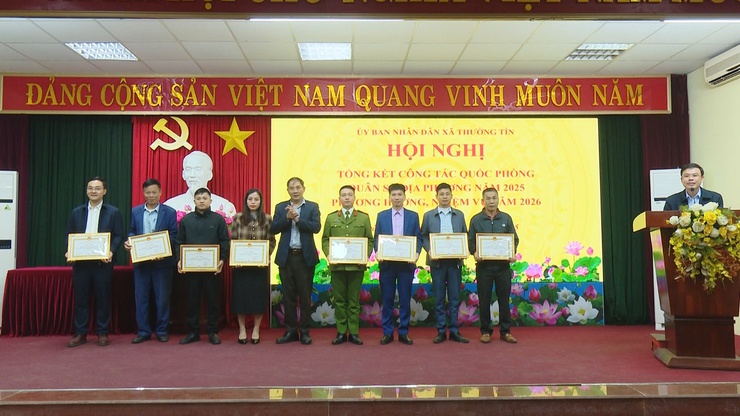 UBND xã Thường Tín khen thưởng 15 tập thể, 28 nhân có thành tích xuất sắc trong công tác Quân sự, Quốc phòng địa phương năm 2025.- Ảnh 6.
