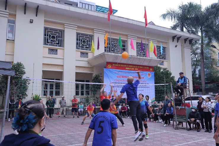 Giải bóng chuyền hơi nam Hội Cựu chiến binh Phường Từ Liêm năm 2025.- Ảnh 2.