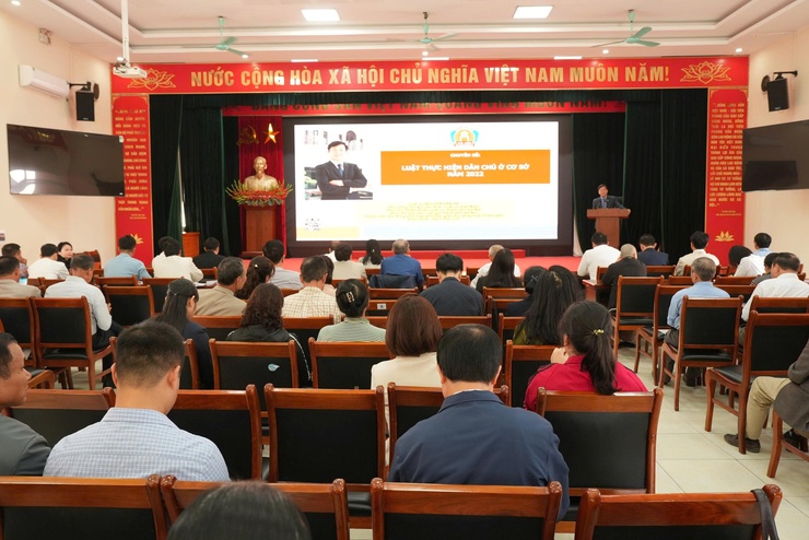 Hội nghị tuyên truyền Luật thực hiện dân chủ cơ sở và các qui định về giải phóng mặt bằng- Ảnh 4.