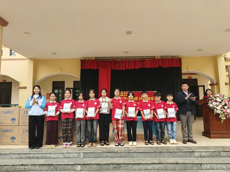 Hội LHPX xã Bất Bạt lan tỏa văn hóa giao thông – trao tặng 100 mũ bảo hiểm và 1.000 quyển vở tại trường tiểu học Thuần Mỹ- Ảnh 1.