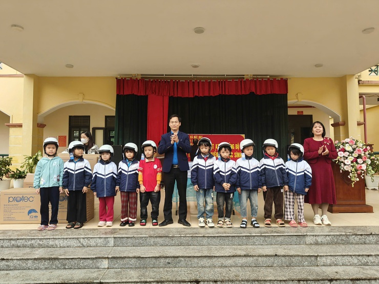 Hội LHPX xã Bất Bạt lan tỏa văn hóa giao thông – trao tặng 100 mũ bảo hiểm và 1.000 quyển vở tại trường tiểu học Thuần Mỹ- Ảnh 2.