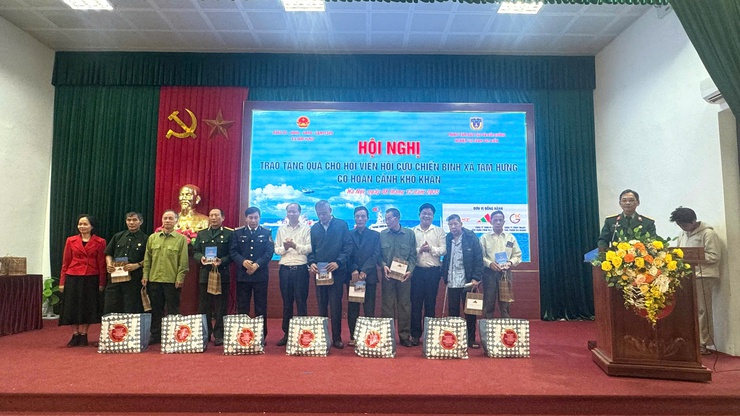 Tam Hưng: Tuyên truyền biển, đảo và Luật Cảnh sát biển Việt Nam, trao quà cho hội viên Cựu chiến binh có hoàn cảnh khó khăn- Ảnh 14.