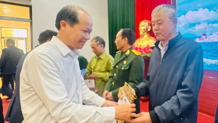 Tam Hưng: Tuyên truyền biển, đảo và Luật Cảnh sát biển Việt Nam, trao quà cho hội viên Cựu chiến binh có hoàn cảnh khó khăn- Ảnh 12.