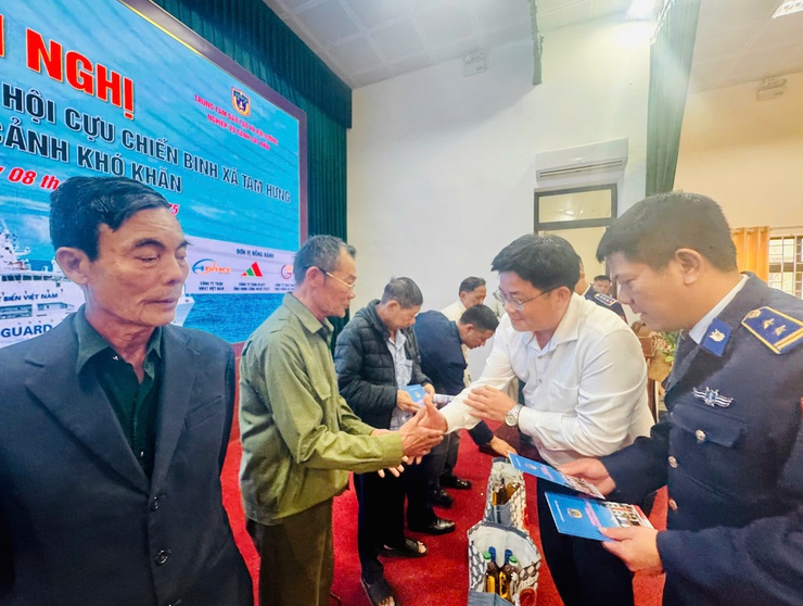 Tam Hưng: Tuyên truyền biển, đảo và Luật Cảnh sát biển Việt Nam, trao quà cho hội viên Cựu chiến binh có hoàn cảnh khó khăn- Ảnh 13.