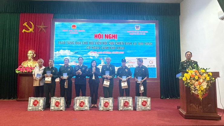 Tam Hưng: Tuyên truyền biển, đảo và Luật Cảnh sát biển Việt Nam, trao quà cho hội viên Cựu chiến binh có hoàn cảnh khó khăn- Ảnh 10.