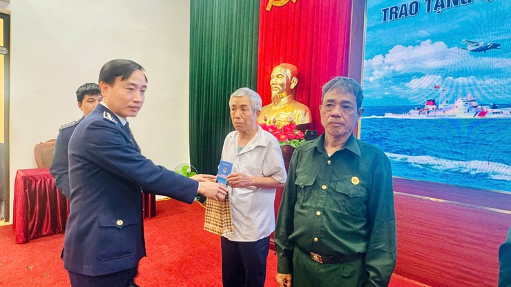 Tam Hưng: Tuyên truyền biển, đảo và Luật Cảnh sát biển Việt Nam, trao quà cho hội viên Cựu chiến binh có hoàn cảnh khó khăn- Ảnh 11.