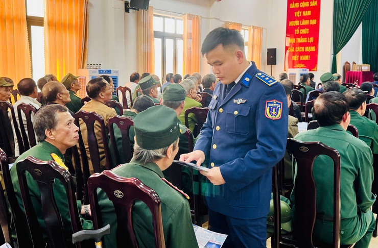 Tam Hưng: Tuyên truyền biển, đảo và Luật Cảnh sát biển Việt Nam, trao quà cho hội viên Cựu chiến binh có hoàn cảnh khó khăn- Ảnh 8.