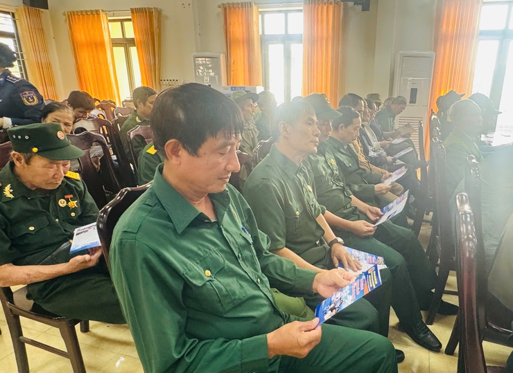 Tam Hưng: Tuyên truyền biển, đảo và Luật Cảnh sát biển Việt Nam, trao quà cho hội viên Cựu chiến binh có hoàn cảnh khó khăn- Ảnh 7.
