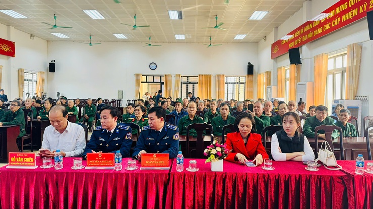 Tam Hưng: Tuyên truyền biển, đảo và Luật Cảnh sát biển Việt Nam, trao quà cho hội viên Cựu chiến binh có hoàn cảnh khó khăn- Ảnh 3.