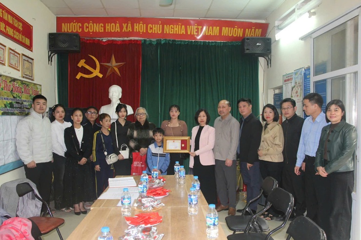 Trao tặng Kỷ niệm chương "Vì sức khỏe nhân dân" cho gia đình người hiến tạng cứu sống 4 bệnh nhân- Ảnh 1.