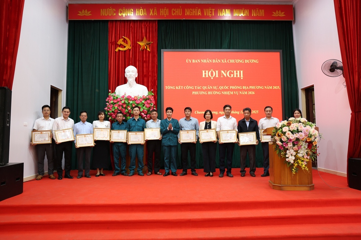 15 tập thể và 25 cá nhân nhận giấy khen công tác quân sự, quốc phòng năm 2025- Ảnh 2.