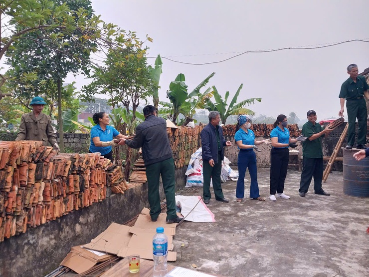 CÁC ĐOÀN THỂ KHỐI MTTQ XÃ HOÀ XÁ CHUNG TAY HỖ TRỢ NGÀY CÔNG XÂY DỰNG NHÀ ĐẠI ĐOÀN KẾT- Ảnh 2.