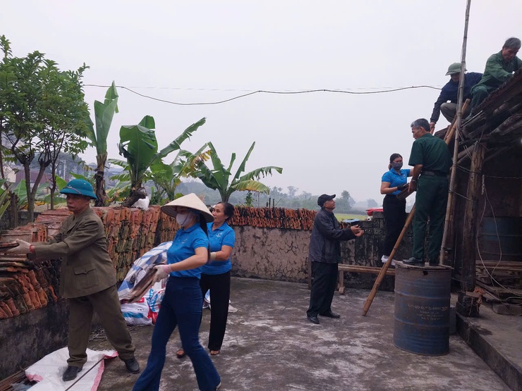 CÁC ĐOÀN THỂ KHỐI MTTQ XÃ HOÀ XÁ CHUNG TAY HỖ TRỢ NGÀY CÔNG XÂY DỰNG NHÀ ĐẠI ĐOÀN KẾT- Ảnh 1.