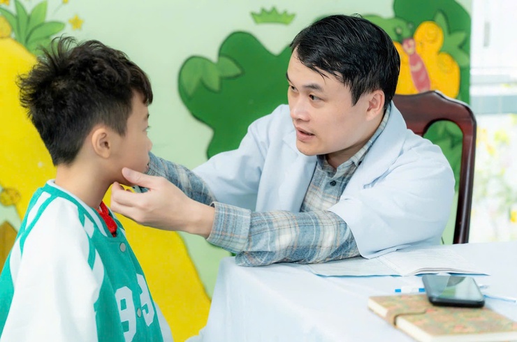 Đôi bàn tay sửa chữa những dị tật "nắn lại hình hài, mở rộng tương lai" cho các em bé khiếm khuyết- Ảnh 1.