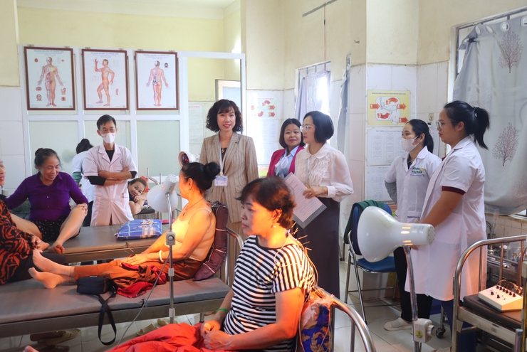 Đoàn công tác của  UBND xã Phú Xuyên  kiểm tra công vụ đột xuất tại các cơ quan, đơn vị trên địa bàn.- Ảnh 1.