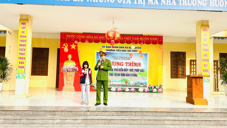 Trường Tiểu học Tri Thủy tổ chức buổi tuyên truyền, phổ biến kiến thức pháp luật về trật tự an toàn giao thông- Ảnh 2.