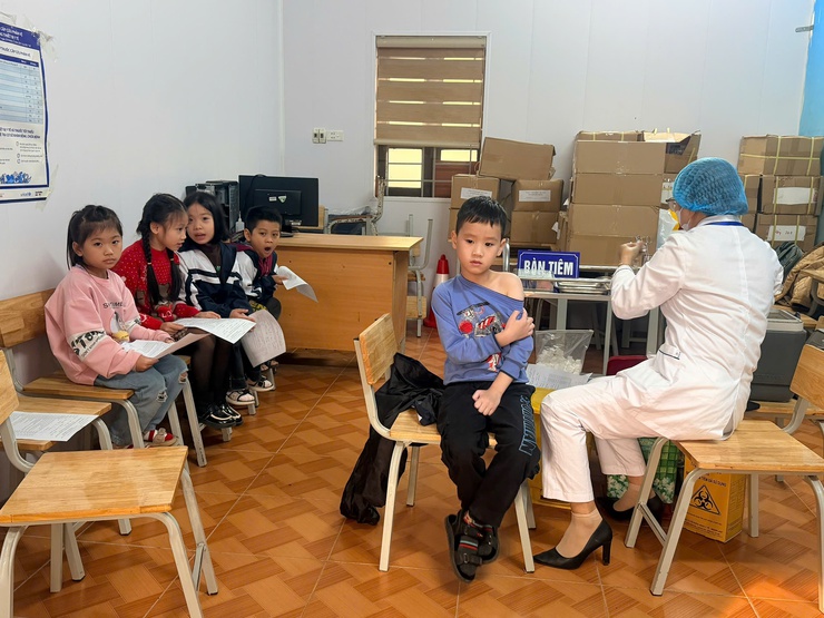 Các Trạm Y tế tổ chức tiêm chủng bù liều cho trẻ nhập học tại các trường mầm non và tiểu học- Ảnh 1.