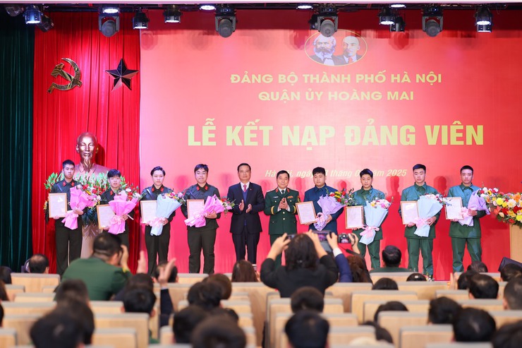 200 thanh niên sẵn sàng lên đường nhập ngũ năm 2025 và quân nhân xuất ngũ 2024- Ảnh 2. 200 thanh niên sẵn sàng lên đường nhập ngũ năm 2025 và quân nhân xuất ngũ 2024- Ảnh 2.