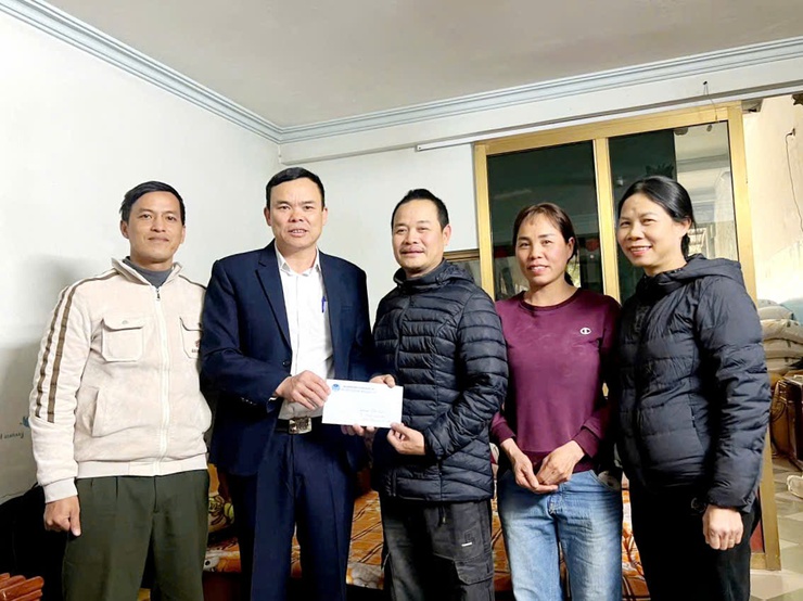 Hội nông dân Thị trấn Quốc Oai thăm tặng quà gia đình hội viên có tân binh lên đường nhập ngũ năm 2025- Ảnh 1.