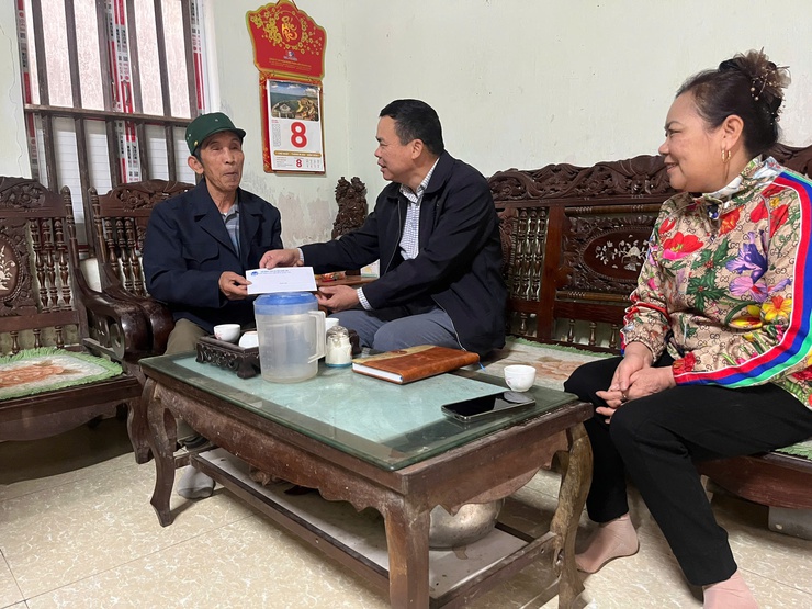Hội nông dân Thị trấn Quốc Oai thăm tặng quà gia đình hội viên có tân binh lên đường nhập ngũ năm 2025- Ảnh 4.