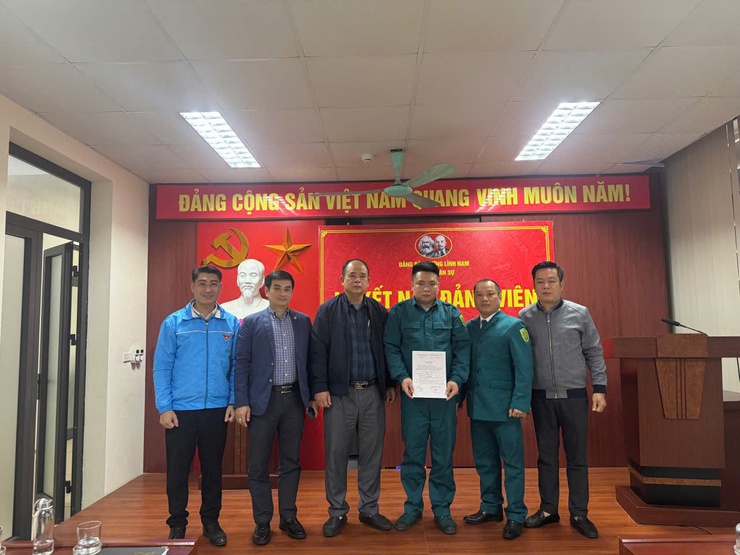 Chi bộ Quân sự phường tổ chức Lễ kết nạp Đảng viên mới

- Ảnh 2.