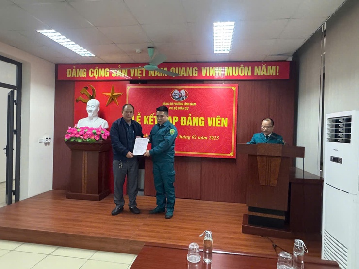 Chi bộ Quân sự phường tổ chức Lễ kết nạp Đảng viên mới

- Ảnh 1.