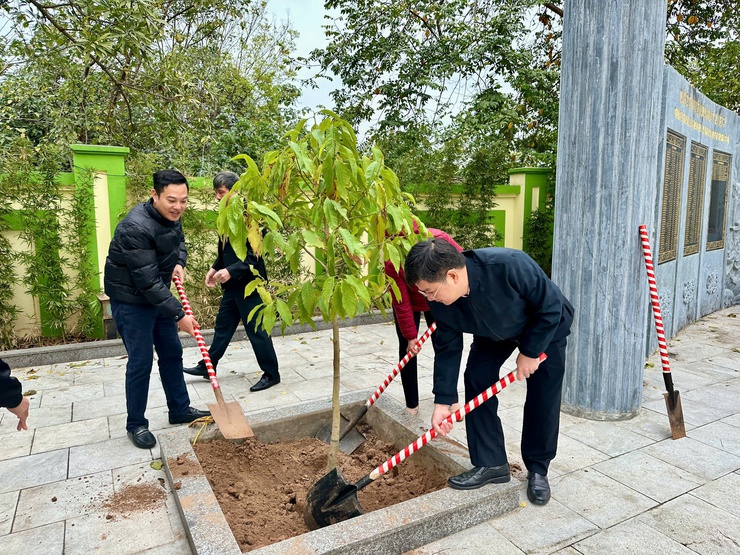 phường Lĩnh Nam tổ chức Lễ phát động Tết trồng cây "Đời đời nhớ ơn Bác Hồ" xuân Ất Tỵ 2025, chào mừng kỷ niệm 95 năm Ngày thành lập Đảng cộng sản Việt Nam (03/02/1930 - 03/02/2025)- Ảnh 2.