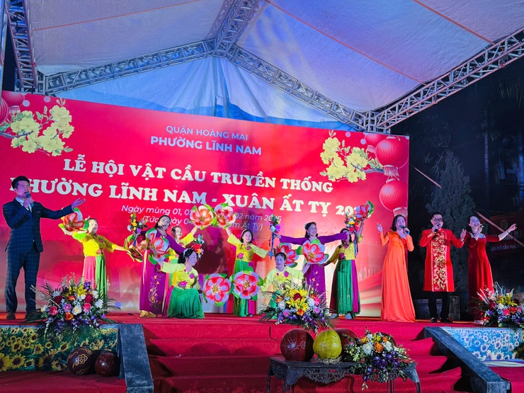phường Lĩnh Nam tổ chức Chương trình văn nghệ mừng Đảng, mừng xuân Ất Tỵ 2025.- Ảnh 3.