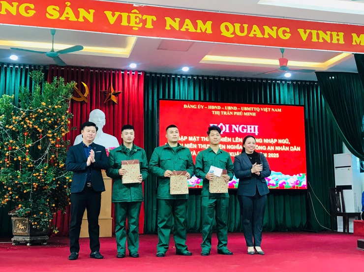 Thị trấn Phú Minh gặp mặt tân binh nhập ngũ năm 2025- Ảnh 2.