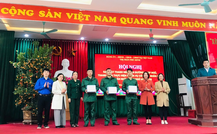 Thị trấn Phú Minh gặp mặt tân binh nhập ngũ năm 2025- Ảnh 3.