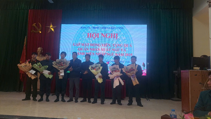 Gặp mặt động viên thanh niên chuẩn bị lên đường nhập ngũ và quân nhân xuất ngũ năm 2025.- Ảnh 6.