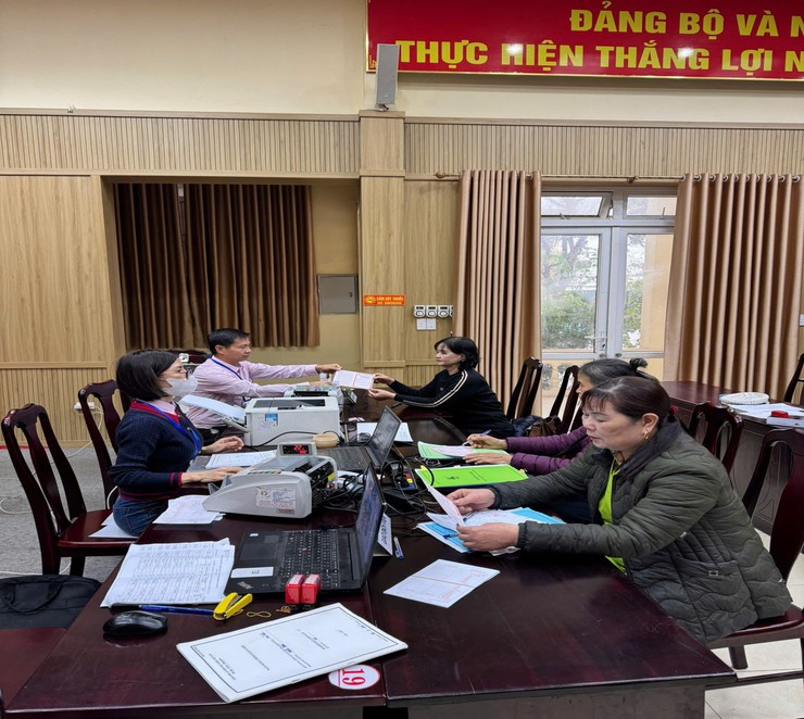Đẩy mạnh công tác tuyên truyền về huy động tiền gửi tiết kiệm tại các Điểm giao dịch xã trên địa bàn huyện Hoài Đức.- Ảnh 1.